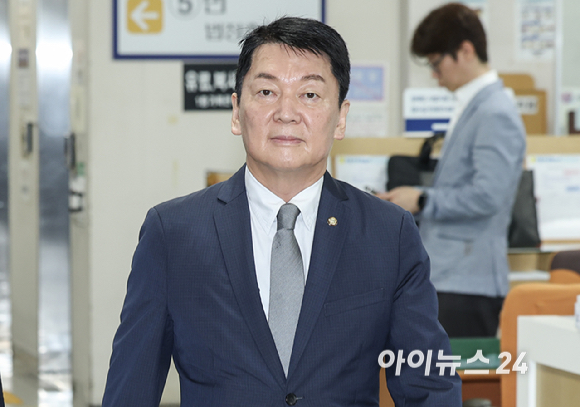 안철수 국민의힘 의원이 8일 서울 서초구 서울중앙지방법원에서 열린 추경호 전 원내대표의 계엄 해제 표결 방해 혐의 공판에 증인 신분으로 출석하고 있다. [사진=사진공동취재단 ]