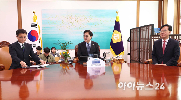 우원식 국회의장이 12일 서울 여의도 국회에서 열린 의장 주재 여야 원내대표 회동에서 발언을 하고 있다. 왼쪽부터 한병도 더불어민주당 원내대표, 우 국회의장, 송언석 국민의힘 원내대표. [사진=곽영래 기자]