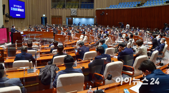 더불어민주당 의원총회가 11일 서울 여의도 국회 예산결산특별위원회 회의장에서 열린 가운데 윤호중 비상대책위원장이 발언하고 있다. [사진=김성진 기자]