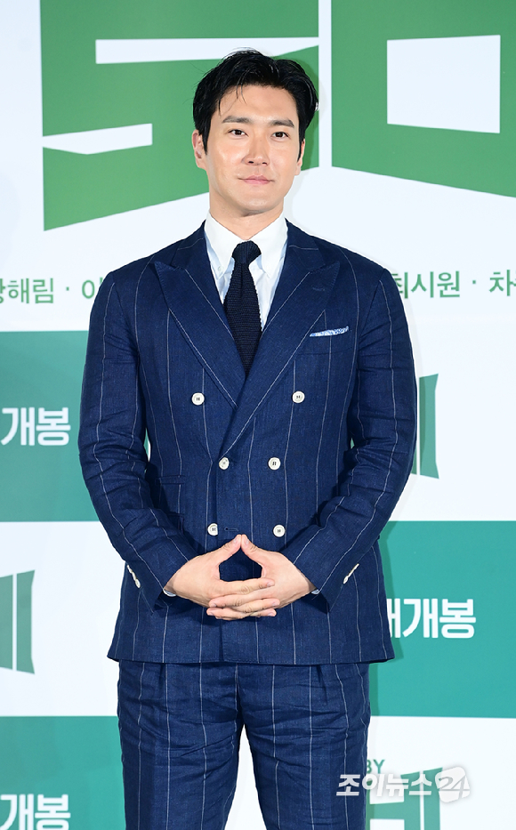 배우 탕웨이와 영화감독 김태용 부부가 29일 오후 서울 영등포구 여의도 KBS홀에서 진행된 제45회 청룡영화상 레드카펫에 참석하고 있다. [사진=정소희 기자]