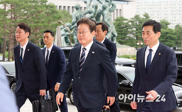 이재명 대통령이 26일 서울 여의도 국회에서 열린 추가경정예산안 시정연설을 위해 본관으로 들어서고 있다. [사진=국회사진기자단]