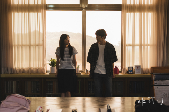 배우 김민주, 박진영이 JTBC 금요시리즈 '샤이닝'에서 호흡을 맞추고 있다. [사진=SLL, 카카오엔터테인먼트]