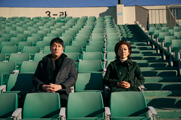 배우 조진웅과 김희애가 영화 '데드맨'(감독 하준원)에서 연기 호흡을 맞추고 있다. [사진=플러스엠엔터테인먼트]