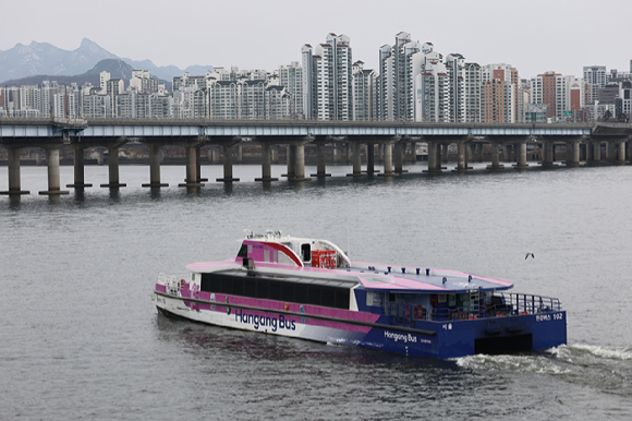 3월 1일 여의도 선착장 인근에서 한강버스가 운항 중인 모습. [사진=연합뉴스]