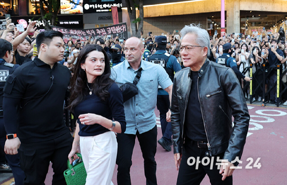 젠슨 황 엔비디아 최고경영자(CEO)와 최태원 SK회장, 구광모 LG회장, 이해진 네이버 의장과 삼겹살 회동이 열린 5일 서울 홍대 거리가 인파로 가득하다. [사진=곽영래 기자]