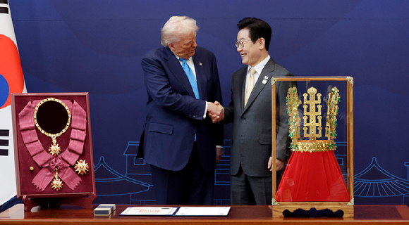 이 대통령이 트럼프 대통령에게 수여한 무궁화 대훈장. 2025.10.29 [대통령실통신사진기자단] [사진=연합뉴스]