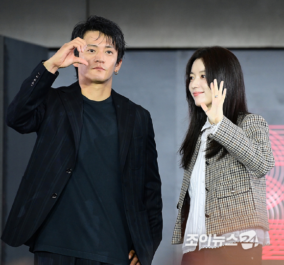 배우 오구리 슌과 한효주가 20일 오후 부산광역시 해운대구 우동 영화의 전당에서 열린 제30회 부산국제영화제(BIFF) '로맨틱 어나니머스' 야외무대인사 행사에 참석하고 있다. [사진=정소희 기자]