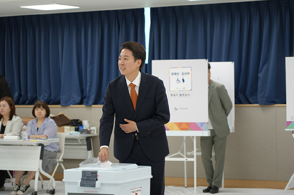이준석 개혁신당 대선 후보가 29일 경기 성남시 동탄9동 행정복지센터에서 사전투표를 마친 후 입장을 발표하고 있다. [사진=개혁신당]