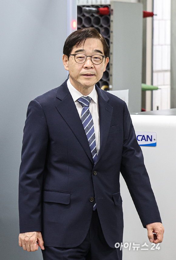 변호사 등록을 하지 않은 채 화천대유자산관리의 법률 상담을 하고 대가를 받은 혐의로 재판에 넘겨진 권순일 전 대법관이 11일 오전 서울 서초구 서울중앙지법에서 열린 1심에서 공소기각 선고를 받은 뒤 나서고 있다. [사진=사진공동취재단 ]