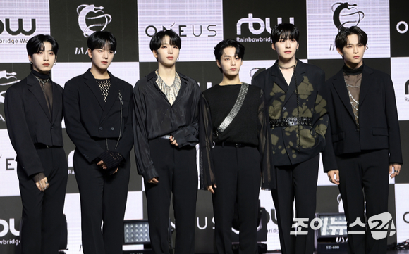 그룹 원어스(ONEUS)가 5일 오후 서울 노원구 광운대학교 동해문화예술관에서 열린 원어스 여덟 번째 미니앨범 '말루스(MALUS)' 쇼케이스에서 포토타임을 갖고 있다. [사진=정소희 기자]