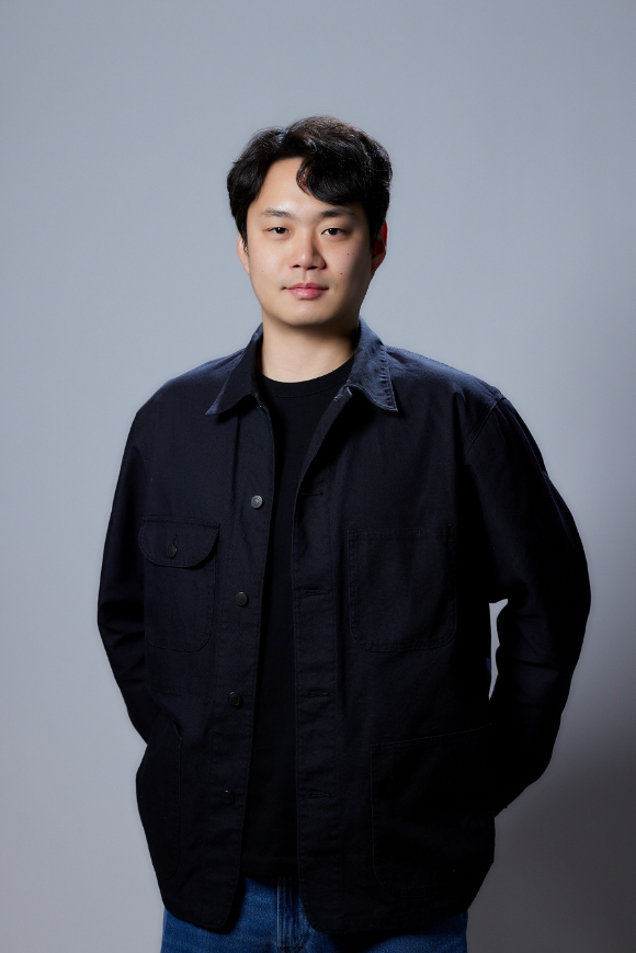 이상민 감독이 영화 '살목지' 인터뷰에 앞서 포즈를 취하고 있다. [사진=(주)쇼박스]