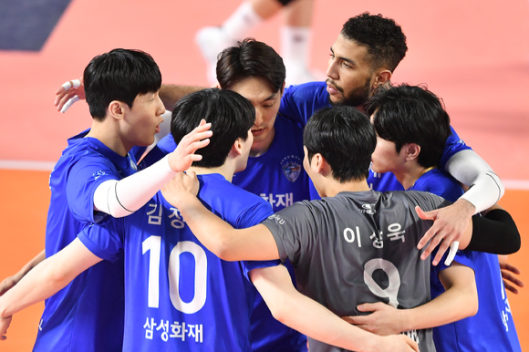 삼성화재 선수들이 19일 열린 대한항공과 홈 경기이자 올 시즌 맞막 경기에서 세트 스코어 3-0으로 승리한 뒤 환호하고 있다. [사진=한국배구연맹(KOVO)]