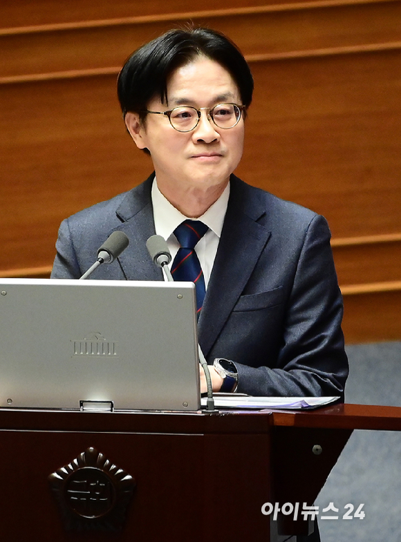 김정관 산업통산부 장관이 10일 오후 서울 여의도 국회에서 열린 제432회국회(임시회) 제5차 본회의 경제 분야 대정부질문에서 윤영석 국민의힘 의원 질문에 답변하고 있다. [사진=정소희 기자]