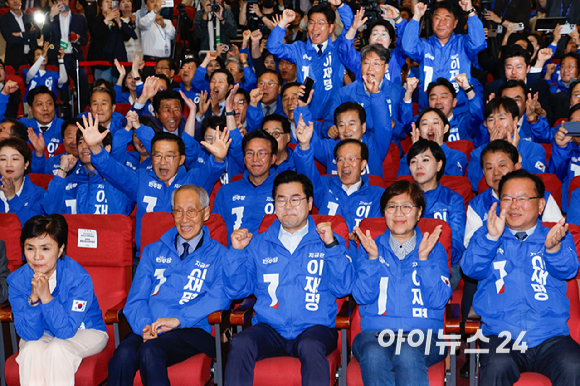 더불어민주당 박찬대 상임총괄선거대책위원장, 윤여준 상임총괄선거대책위원장, 강금실 총괄선거대책위원장 등 당 지도부가 3일 오후 국회 의원회관 개표 상황실에서 출구조사 결과를 지켜보며 환호하고 있다. [사진=곽영래 기자]