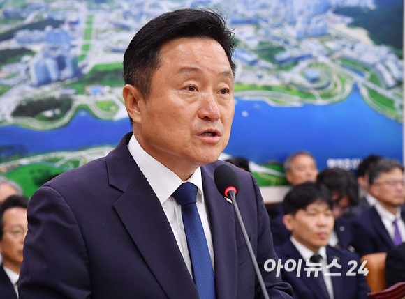 최인호 주택도시보증공사 사장이 15일 서울 여의도 국회 국토교통위원회에서 열린 한국부동산원, 주택도시보증공사 등에 대한 국정감사에서 업무보고를 하고 있다. [사진=곽영래 기자]