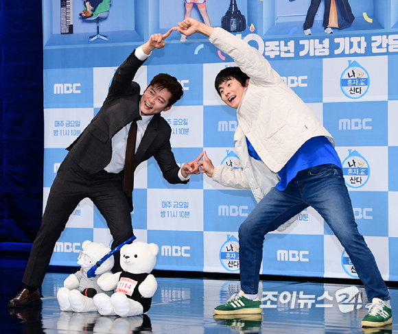 MBC 아나운서 김대호와 웹툰작가 겸 방송인 기안84가 4일 오후 서울 마포구 MBC 골든마우스홀에서 열린 MBC '나 혼자 산다' 10주년 기념 기자간담회에서 포즈를 취하고 있다. [사진=정소희 기자]