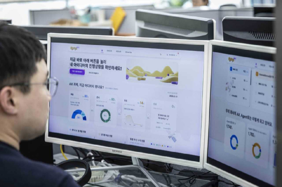SK텔레콤 구성원이 전용 플랫폼 AXMS를 활용해 업무 현장에 적용할 AI 과제를 구체화하고 있는 모습. [사진=SKT]