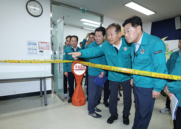 이상민 행안부장관과 김관영 도지사, 권익현 부안군수 등이 지진 피해 현장을 둘러보고 있다. [사진=전북자치도 ]