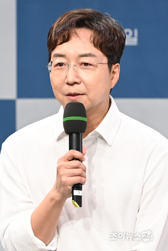 소형준 PD, 박선영 아나운서, 방송인 홍진경, 전현무, 건축가 유현준이 21일 오후 서울 마포구 상암동 MBC에서 열린 MBC 새 교양프로그램 '이유 있는 건축-공간 여행자' 제작발표회에 참석해 포즈를 취하고 있다. [사진=문수지 기자]