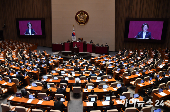 이은주 정의당 원내대표가 24일 오후 서울 여의도 국회에서 열린 본회의에서 비교섭단체 대표연설을 하고 있다. [사진=김성진 기자]