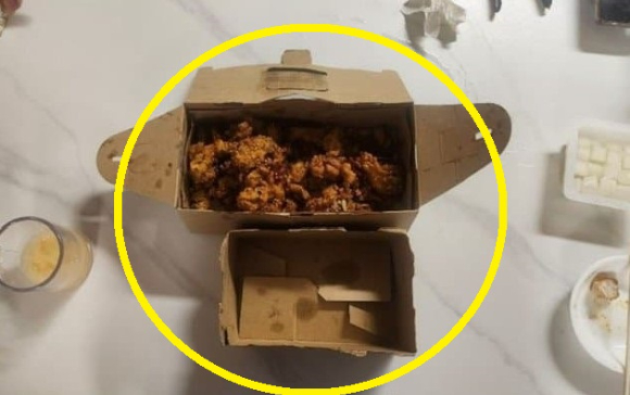 A씨가 올린 다른 지점 치킨 상자(위)와 그 동안 주문한 동네 노랑통닭 지점의 치킨 상자(아래) [사진=온라인 커뮤니티]