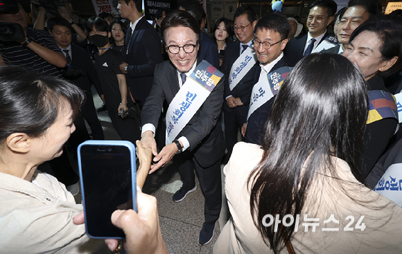 추석 연휴를 하루 앞둔 23일 오전 서울 용산역에서 김민석 대표를 비롯한 더불어민주당 의원들이 귀성길 시민들에게 인사하고 있다. [사진=곽영래 기자]