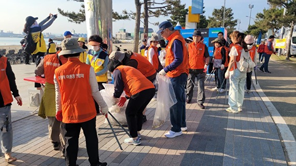 6일 오전 포항시 중앙동, 영일대 환경 플로깅회원, 중앙동 행정복지센터 및 북구청 직원들이 영일대 해수욕장에서 환경 정화 활동을 펼치고 있다. [사진=포항시 북구청]