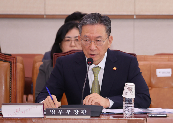 1일 서울 여의도 국회에서 열린 법제사법위원회 전체회의에서 정성호 법무부 장관이 의원질의에 답하고 있다. [사진=연합뉴스]