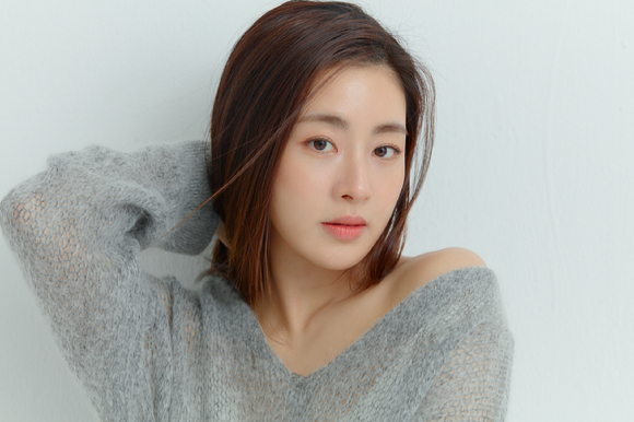 배우 강소라가 ENA 드라마 '남이 될 수 있을까' 종영 인터뷰에 앞서 포즈를 취하고 있다. [사진= 플럼에이앤씨]