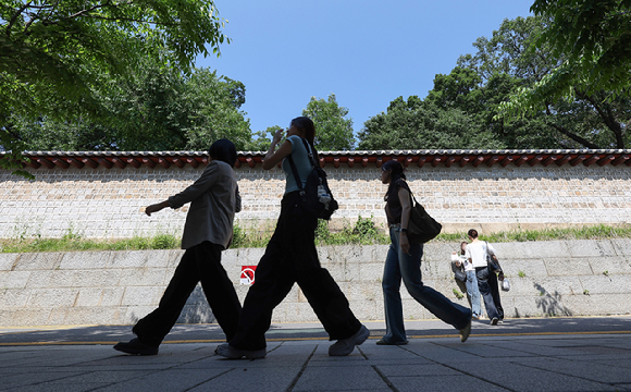 지난 26일 서울 한강공원을 찾은 시민들이 그늘을 찾아 휴식하고 있다. [사진=연합뉴스]