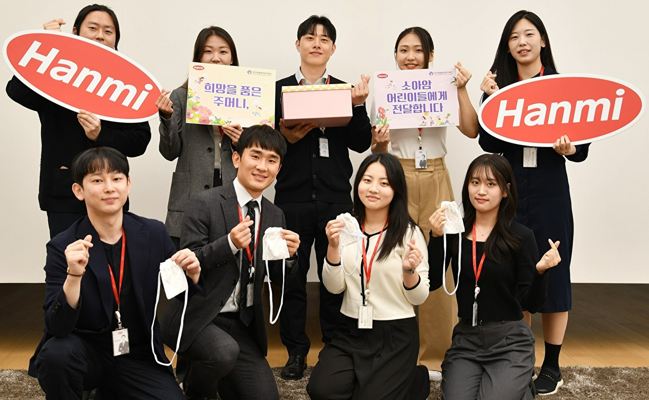한미사이언스와 한미약품 직원들이 소아암 환아를 위해 직접 제작한 히크만 주머니를 들고 기념촬영을 하고 있다. [사진=한미그룹 제공]