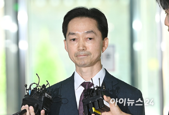 김지용 중대범죄수사청장 후보자가 8일 오후 서울 종로구 정부서울청사 창성동 별관에 마련된 인사청문회 준비단 사무실로 첫 출근하고 있다. [사진=곽영래 기자]