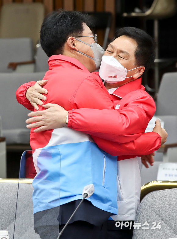 국민의힘 김기현 원내대표(오른쪽)가 11일 서울 여의도 국회에서 열린 원내대책회의에서 장제원 의원과 인사하고 있다. [사진=김성진 기자]