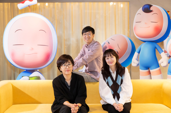 티빙 오리지널 '유미의 세포들'의 이상엽 감독, 송재정 크리에이터, 김윤주 작가가 포즈를 취하고 있다. [사진=티빙]