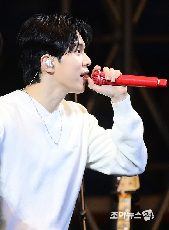 밴드 엔플라잉 유회승이 21일 오후 서울 송파구 잠실학생체육관에서 열린 '2026 JOY콘서트 - 보이스 오브 스프링(Voice of spring)'에서 멋진 무대를 선보이고 있다. [사진=정소희 기자]