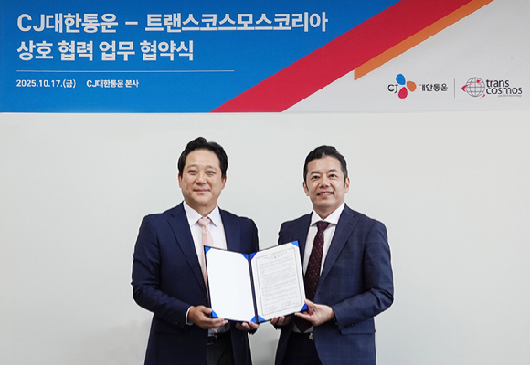 장영호 CJ대한통운 IFS본부장(왼쪽)과 타니 히로유키 TCK 대표가 업무협약 체결 후 기념 촬영을 하고 있다. [사진=CJ대한통운]