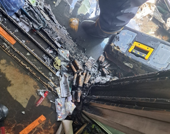 불이 난 배터리 [사진=부산소방재난본부]