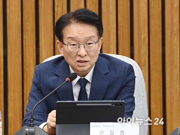 권칠승 더불어민주당 정책위의장이 1일 서울 여의도 국회에서 열린 더불어민주당&ndash;국민의힘 정책위원회 연석회의에서 발언하고 있다. [사진=곽영래 기자]