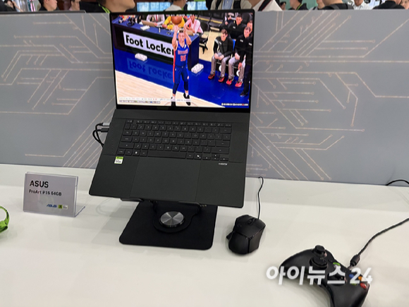 젠슨 황 엔비디아 CEO의 영상이 재생 중인 'RTX 스파크' 기반 MSI 노트북. [사진=권서아 기자]