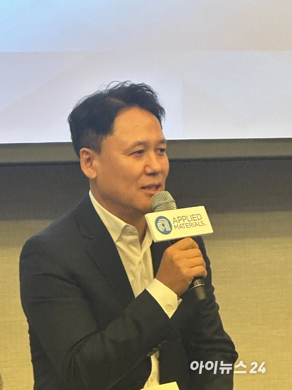 박광선 어플라이드 머티어리얼즈 코리아 대표가 26일 코엑스에서 열린 '어플라이드 머티어리얼즈 AI 성능 가속화를 위한 재료 혁신 기자 간담회'에서 기자들의 질의응답에 답하고 있다. [사진=황세웅 기자]