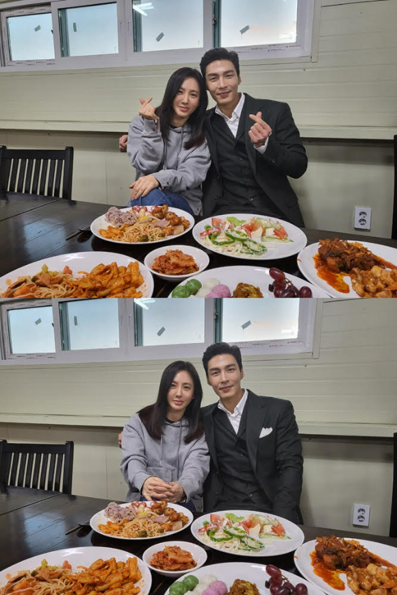 배우 박주미와 부배가 '인증샷'을 남기며 임성한 작가를 향해 감사함을 전했다. [사진=㈜지담 미디어]