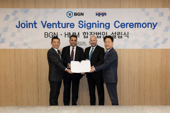 HMM 여의도 사옥에서 개최된 합작법인 설립식에서 정준 HMM 벌크사업본부장(오른쪽 첫번째)과 오잔 투르굿(Ozan Turgut) BGN 대표(오른쪽 두번째)가 기념촬영을 하고 있다. [사진=HMM]
