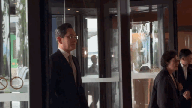 삼성호암상 수상자들이 1일 서울신라호텔 다이너스티홀에서 열린 2026년 제36회 삼성호암상 시상식에서 기념 촬영을 하고 있다. (왼쪽부터) 과학상 물리&middot;수학부문 오성진 UC버클리 교수, 과학상 화학&middot;생명과학부문 윤태식 위스콘신대 매디슨 교수, 공학상 김범만 포스텍 명예교수, 의학상 에바 호프만 코펜하겐대 교수, 예술상 조수미 성악가, 사회봉사상 오동찬 국립소록도병원 의료부장. [사진=호암재단]