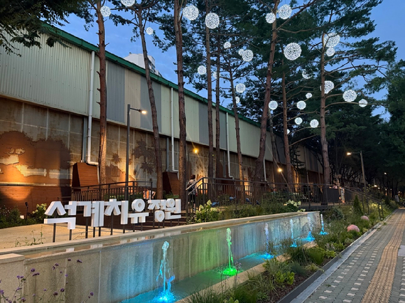 서울시가 철도&middot;도로변 등에서 발생하는 공해와 소음을 저감하기 위해 축구장 9개 규모(6만 1354㎡)의 '완충 녹지'를 정원과 휴식 공간으로 재조성한다. 사진은 성북구 석계역 인근 철도 변 유휴부지에 조성된 '석계치유정원' [사진=서울시]