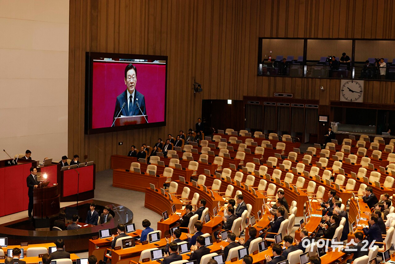 이재명 대통령이 4일 서울 여의도 국회 본회의에서 내년도 정부 예산안에 대한 시정연설하고 있다. 더불어민주당 의원들은 박수를 치며 이 대통령 연설에 화답하고 국민의힘 의원들은 불참했다. [사진=국회사진기자단]