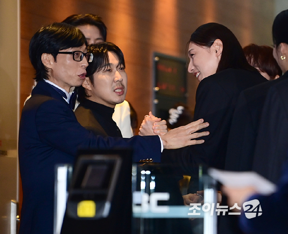 유재석과 김연경이 29일 오후 서울 마포구 MBC 사옥에서 열린 '2025 MBC 방송연예대상' 포토월 행사에 참석하고 있다. [사진=정소희 기자]