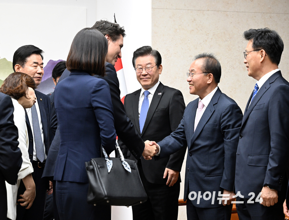 쥐스탱 트뤼도 캐나다 총리가 17일 서울 여의도 국회 의장 접견실에서 한국과 캐나다 수교 60주년 기념 국회 연설을 앞두고 열린 김진표 국회의장과의 사전환담에서 여야 지도부와 인사하고 있다. [사진=정소희 기자]