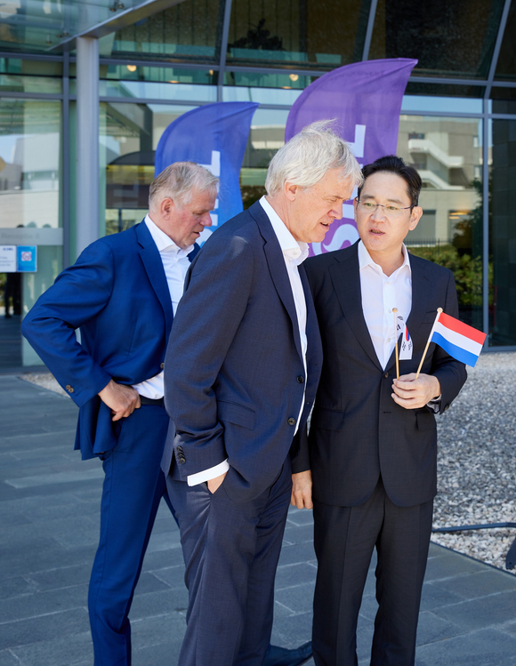 이재용 삼성전자 부회장이 지난 6월 네덜란드 에이트호번에 위치한 ASML 본사를 방문한 모습. [사진=삼성전자]