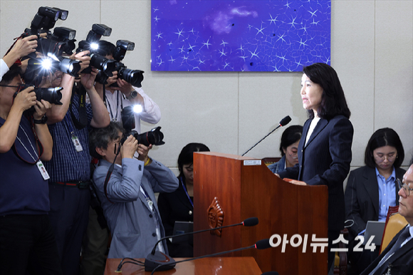 이진숙 전 방송통신위원장이 14일 서울 여의도 국회에서 열린 국회 과학기술정보방송통신위원회 방송통신위원회 등에 대한 국정감사에서 증인으로 출석해 질의에 답변하고 있다. [사진=곽영래 기자]