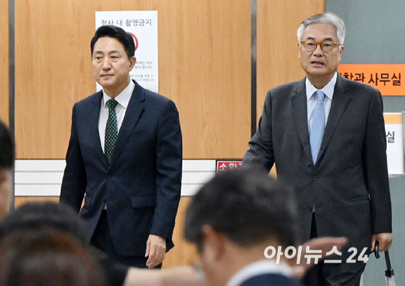 오세훈 서울시장이 21일 서울 서초구 서울고등법원에서 열린 정치자금법 위반 혐의 2심 첫 공판에 출석하고 있다. 오른쪽은 다른혐의로 법원에 출석한 정진석 전 대통령 비서실장. [사진=사진공동취재단 ]